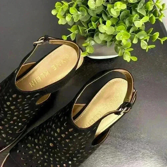 Anne Klein Genevieve Black Sandal Open Toe Buckle Size 10 - Picture 5 of 9